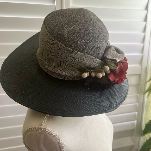 Beautiful Grey with Floral accent Vintage ladies Derby / Church Hat. - Picture 3 of 7